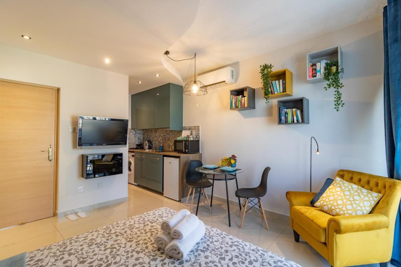 Light House - Seafront Cosy Studio With Library Paphos Exterior photo